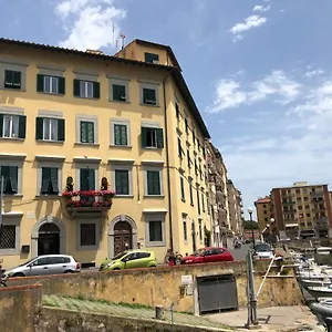  Apartment Renovated With 3 Bedrooms In An Historic Palazzo Between Port And Old Town Italy