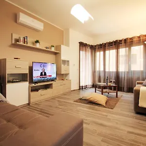 Eur Bright Spacious Terraced With Private Parking Only For Small Cars Apartment